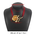 Detalle del colgante de rosa dorada en cinta roja con medidas y peso del accesorio - Choker de Rosa con Cinta Roja (N12272) / Dorado