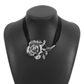 Detalle de rosa de metal plateado con pétalos en capas sobre una gargantilla de cinta - Choker de Rosa con Cinta Negra (N12273) / Plateado