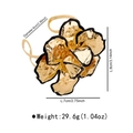 Detalle de brazalete de flor dorada con pétalos plisados 3D y bordes negros de goteo de aceite - Pulsera de Flor Negra y Dorada (B3093)