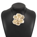 Gouden bloemenhanger ketting met witte emaille randen en zwart geweven koord sieraad - Goud Wit Ketting