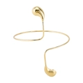 Vista macro dettagliata del bracciale rigido dorato minimalista con punte a goccia - Virgola