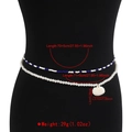 Detalle de cadena de cintura de doble capa con perlas y colgante de concha en el cuerpo - Azul Blanco