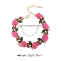 Details des Blumenarmbands mit rosa Kunstharz-Rosen und weißen Perlen auf Goldkette - Rosa Armband (B3181)