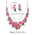Detalle de collar y pendientes florales con rosas rosas, perlas y cristales finos - Collar y Pendientes Rosas (N12484)