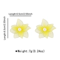 Vista detallada de pendientes de flores de malla amarillas con perla y dimensiones - Pendiente de Malla y Perla (E13574) / 6.5x6.5cm / Amarillo