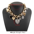 Dettaglio collana a maglie grosse con ciondoli a cuore e farfalla su modello - Stile Multi-Ciondolo Catena Spessa Oro (N12623)