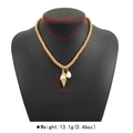 Primer plano de collar de cuerda dorada con colgante de concha metálica y perla gota - Collar de Perla y Concha (Concha)