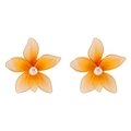 Detalle de pendientes de flores de tul naranja con pétalos delicados y una perla central - Flor de Malla Naranja con Perla (E13575) / Naranja