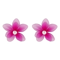 Detalle de pendientes de flor de malla rojo rosa con perla en fondo blanco limpio - Flor de Malla Rojo Rosa con Perla (E13576) / Rosa rojo
