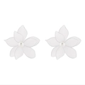 Primer plano de pendientes de flores de malla blanca de doble capa con perla central - Flor de Cinco Pétalos de Malla y Perla (E13578) / Blanco