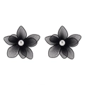 Detalle de pendientes de flores de malla negra de doble capa con perlas blancas centrales - Flor de Malla Elegante Vintage (E13579) / Negro