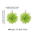 Detalle de pendientes de flores de tela verde con perla y medidas de 12cm de longitud - Verde