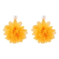 Detalle de pendientes de flores de tela naranja con elegantes perlas blancas - Naranja