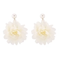Detalle de pendientes de flores de gasa blanca con elegantes perlas de imitación - Beige