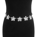 Chaîne de taille argentée avec fleurs évidées et perles blanches sur modèle noir - Argent