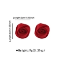 Detalle de los pendientes de rosas de tela roja de 5 cm con dimensiones y peso - Rosa de Tela Roja (E13587) / 5cm / Rojo