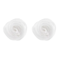 Detalle de pendientes de rosa en organza blanca con pétalos en capas y tela suave - Forma de Rosa Simulada (E13588) / Blanco