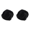 Detalle de pendientes de rosa 3D hechos de tela de satén de seda negra de calidad - Rosa de Satén Negro (E13590) / Negro