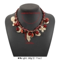 Dettaglio della collana boho con cordino rosso, ciondoli dorati e misure del prodotto - Stile Corda Intrecciata Rossa e Bianca (N12661)