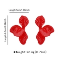 Detalle de pendientes de flor roja que muestra dimensiones de 5cm x 8,5cm y peso de 22,6g - Estilo de Pétalos Superpuestos Lacados en Rojo / Rojo