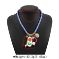 Vista dettagliata della collana di perle a strati con ciondoli floreali su busto nero - Stile Corda Intrecciata Blu Strutturata (N12680)