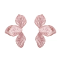 Primer plano de la textura de mármol rosa en pendientes artísticos con forma de pétalo - Estilo de Pétalos Superpuestos con Textura de Mármol Rosa / Rosa