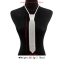 Cuadro de tallas detallado de un collar de corbata de perlas en un busto de maniquí - Blanco perla