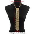 Detalle de collar tipo corbata con cuentas doradas y especificaciones de medidas - Dorado