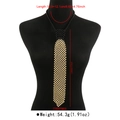 Vue macro d'un collier cravate perlé tissé main montrant les dimensions et détails de longueur - Noir+Or
