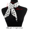 Détail de l'écharpe à pois noirs et blancs avec fleur 3D et guide des tailles complet - Style Rose 3D (Blanc) / Blanc à pois noirs
