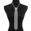 Detalle del collar de corbata con cuentas plateadas mostrando diseño tejido moderno - Blanco K/Plata