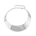 Makroaufnahme der silbernen Mondsichel-Halskette mit gehämmerter Metalloberfläche - Baumrindenstruktur Silber