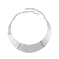 Nahaufnahme eines silbernen breiten Metall-Chokers mit Wellentextur und verstellbarer Kette - Punkttextur Silber