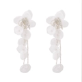 Detalle de pendientes de flor de tela blanca con borlas largas de cuentas plateadas - Borla de Pétalos Estética Blanca (E13740) / Blanco
