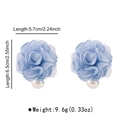 Vista de detalle de pendientes de rosa en tela azul claro con medidas y perla blanca - Pendiente de Perla Rosa 3D (E13809) / 5.7x6.5cm / Azul claro