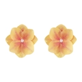 Detalle macro de pendientes de orquídeas con pétalos degradados en amarillo y naranja - Pendiente de Pétalo Simulado (E13818) / Degradado Amarillo-Naranja