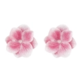 Detalle de pendientes de hortensia rosa con pétalos de tela y detalles de perlas - Forma de Hortensia Rosa (E13819) / Rosa Degradado