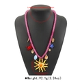 Detalle con dimensiones del collar de cuentas estilo playa con colgantes marinos - Estilo de Sol Rosa (Sun)