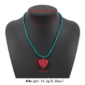 Detalle del collar de cuentas turquesas con colgante de corazón rojo tallado y dimensiones - Estilo de Corazón en Relieve Turquesa (Heart)