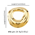 Detailweergave van gouden onregelmatige broche met gepolijste golftextuur en 6,7 cm maat - Goud