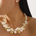 Exquisite Perlen und Goldkugeln Choker Halskette Set mit passenden Ohrsteckern für Damen - Gold-Weiß Geteilter Grober Kettenstil (N12739)