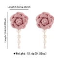 Detalle de pendientes de rosa de tela rosa con perlas blancas colgantes - Perla de Pétalo Rosa Elegante Romántica (E13840) / 5.3x10.4cm / Rosa