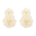 Detalle macro de pendientes colgantes de flores de gasa crema con doble capa elegante - Floral de Doble Capa Blanco Crema (E13843) / Blanco Roto