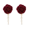 Primer plano de pendientes de rosa de terciopelo granate con perlas blancas en cascada - Rosa Flocada Rojo Vino con Perla (E13837) / Burdeos