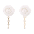 Detalle de pendientes de camelia de tela blanca con perlas en cascada y oro - Pendiente de Perla en Forma de Camelia (E13839) / Blanco