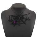 Detail van gotische spinnenweb ketting met zwarte roos en paarse kristallen spin - Paars