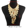 Detalle del collar de borlas con monedas de oro multicapa y cuentas rojas y negras - Gargantilla geométrica de flecos con lentejuelas redondas (N12821) / Dorado