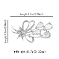Dettaglio spilla a fiore con cristalli, dimensioni indicate di 5,2 cm per 3,1 cm - Forma di Fiocco Floreale Argento / Zircone Bianco