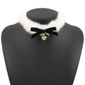 Choker de piel sintética blanca con lazo de terciopelo negro y cascabel dorado en maniquí - Negro