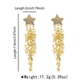 Dettaglio orecchini a stella dorati con cristalli incastonati e nappine con paillettes - Stile Nappina Stella (E13896) / Oro